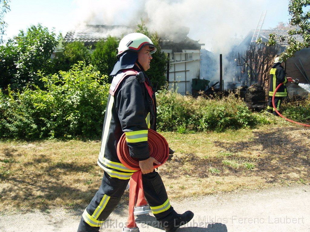 Gartenlaube in Vollbrand Koeln Poll Im Gremberger Waeldchen P091.JPG